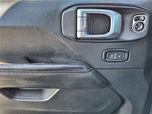 Used 2018 Jeep Wrangler Unlimited Sahara image 18