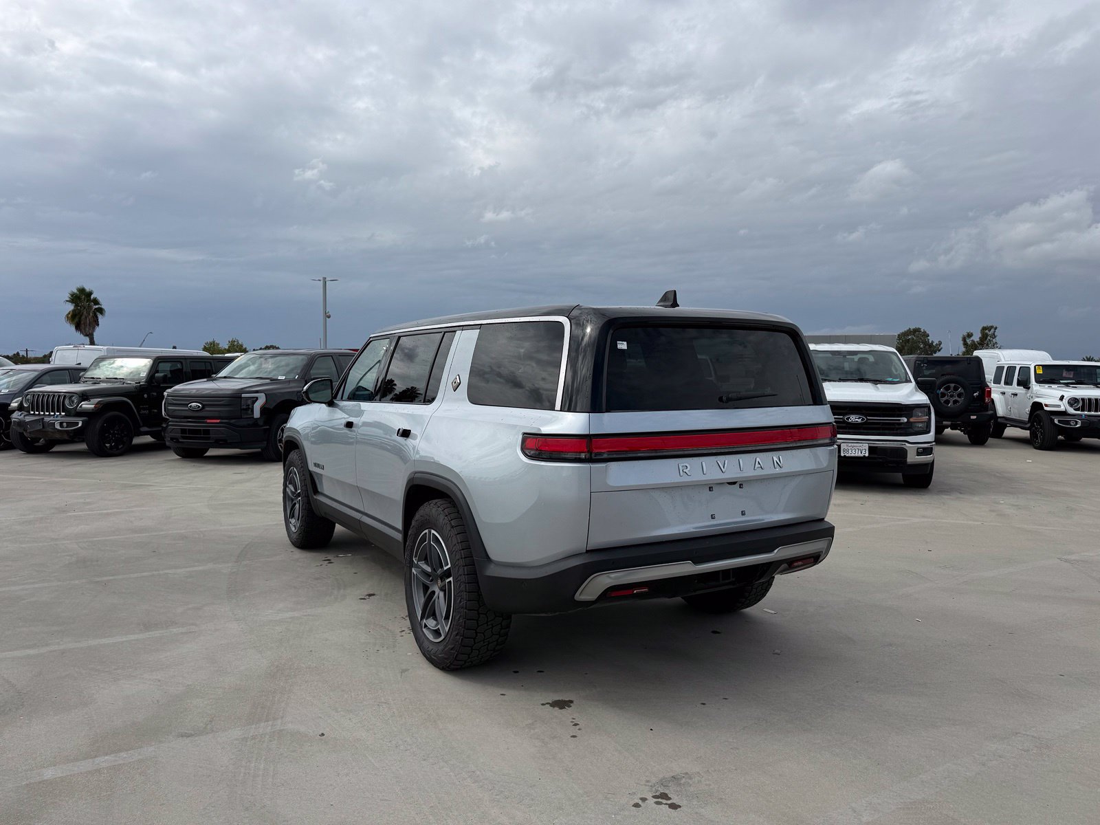 Used 2025 Rivian R1S Adventure Dual AWD/4WD image 2