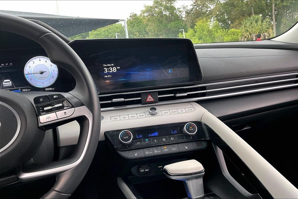 Used 2025 Hyundai Elantra Limited FWD image 9