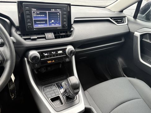 Used 2021 Toyota RAV4 LE image 9