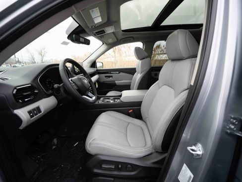 New 2025 Honda Pilot Touring image 9