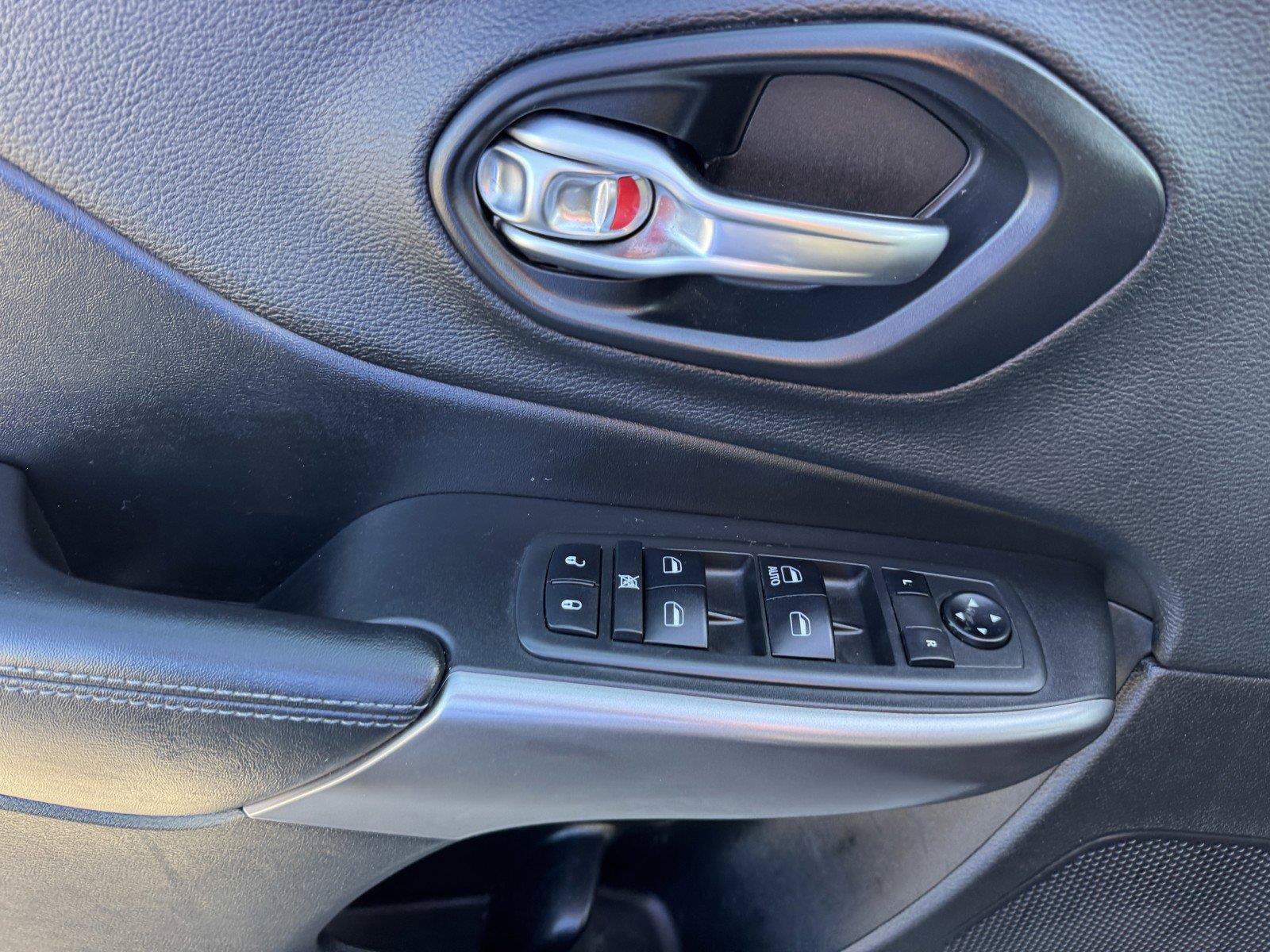 Used 2019 Jeep Cherokee Latitude w/ Popular Appearance Group FWD image 16