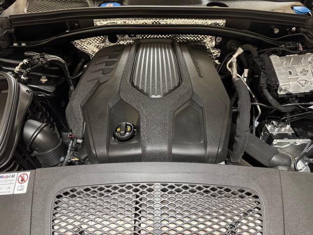 Used 2025 Porsche Macan AWD/4WD image 26
