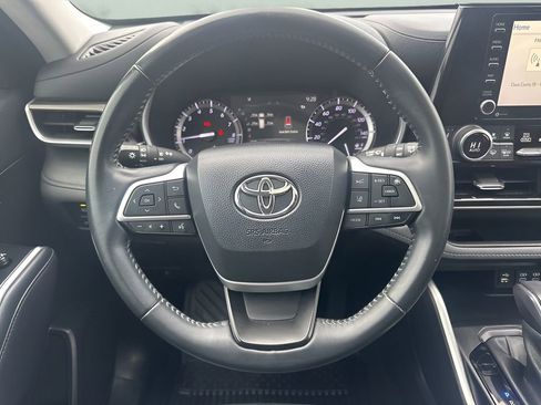 Used 2022 Toyota Highlander XLE image 16