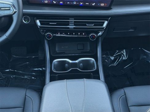 Used 2025 Chevrolet Traverse LT w/ Sun and Wheel Package image 15