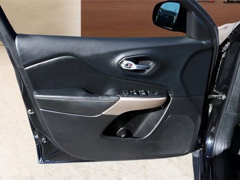 Used 2018 Jeep Cherokee Limited image 11