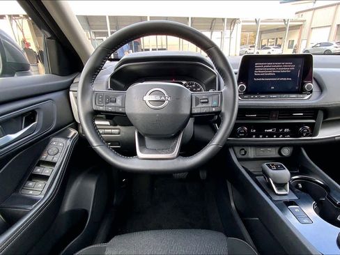Used 2025 Nissan Rogue SV AWD/4WD image 6