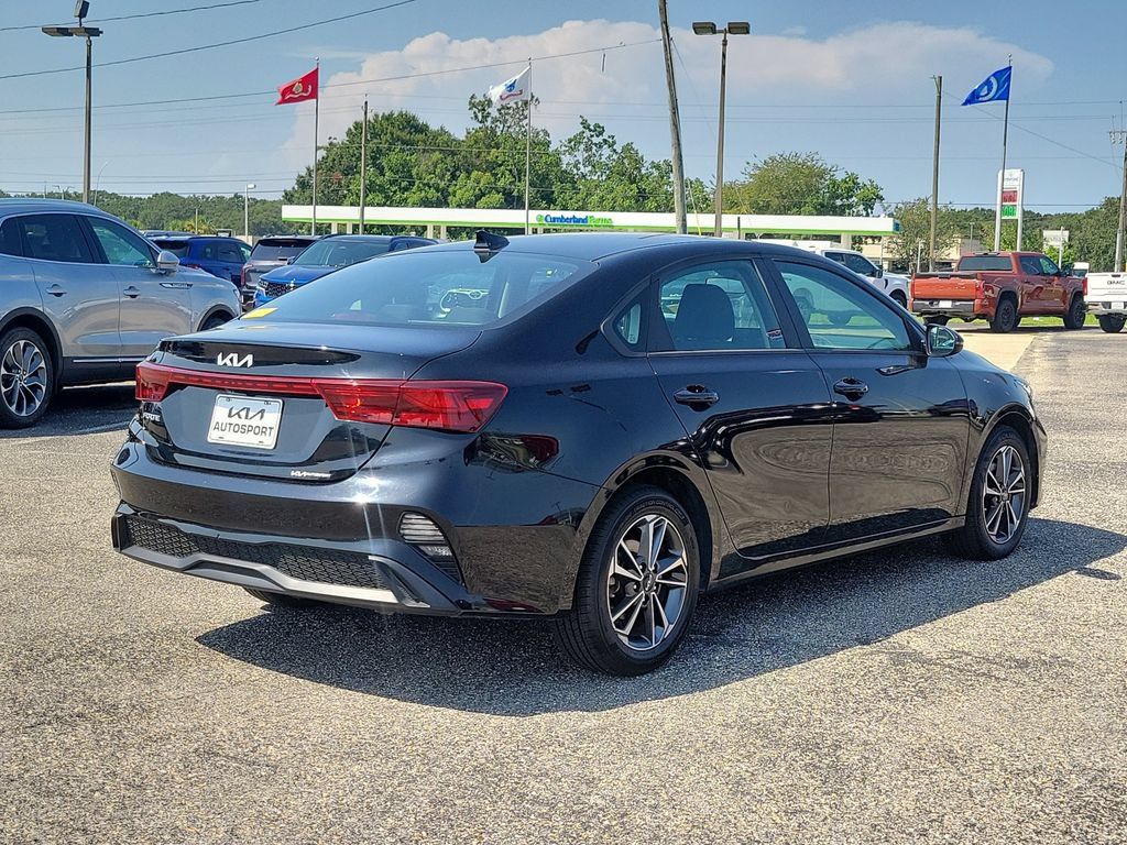 Used 2023 Kia Forte LXS w/ LXS Technology Package FWD image 4