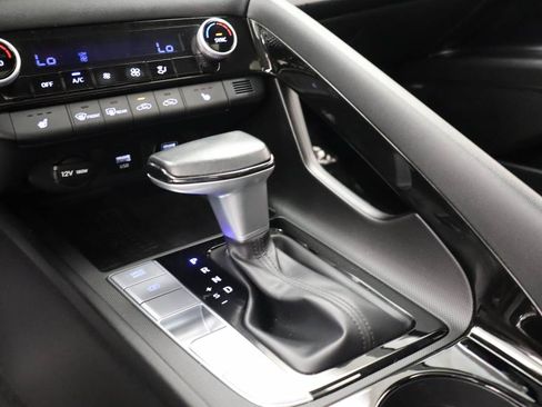 Used 2022 Hyundai Elantra Limited FWD image 9