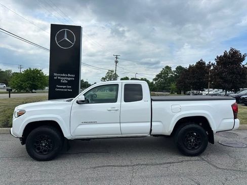 Used 2022 Toyota Tacoma SR5 AWD/4WD image 2