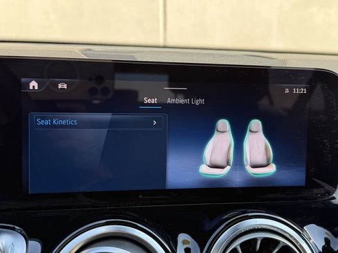 Used 2024 Mercedes-Benz GLB 250 250 image 10