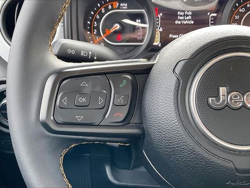 Used 2024 Jeep Gladiator Sport image 10