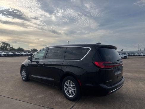 Used 2023 Chrysler Pacifica Touring-L FWD image 6