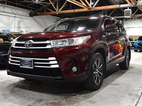 Used 2019 Toyota Highlander XLE image 3