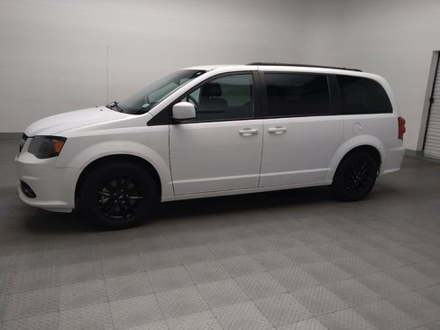 Used 2020 Dodge Grand Caravan SE image 2