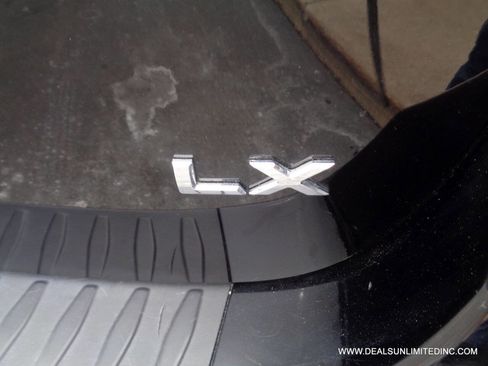 Used 2017 Kia Sedona LX w/ LX Essentials Premium Package image 6