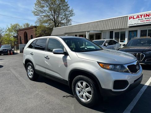 Used 2012 Kia Sorento LX image 2