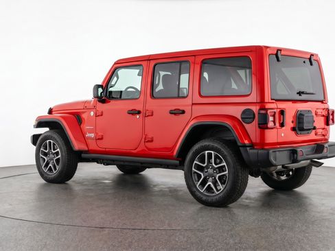 Used 2025 Jeep Wrangler Sahara image 6