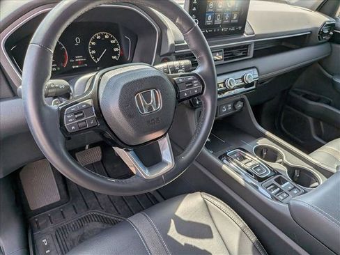 Used 2025 Honda Pilot Touring image 10