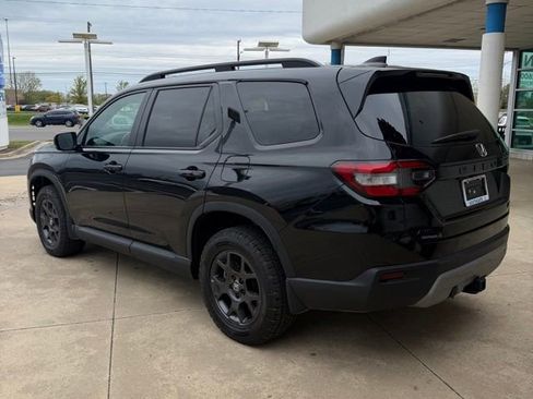 Certified 2025 Honda Pilot TrailSport image 3
