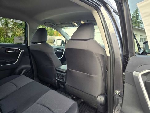 Used 2025 Toyota RAV4 XLE image 16