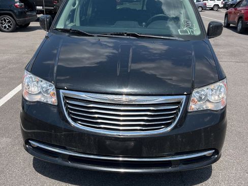 Used 2016 Chrysler Town & Country Touring FWD image 2