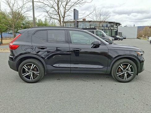 Used 2024 Volvo XC40 B5 Core image 11