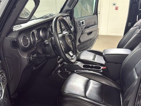 Used 2018 Jeep Wrangler Unlimited Sahara image 12
