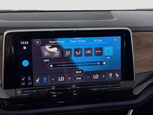 Used 2025 Volkswagen Atlas SE FWD image 22