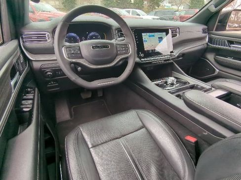 Used 2024 Jeep Wagoneer L Series II w/ Flexible Seating Group AWD/4WD image 5