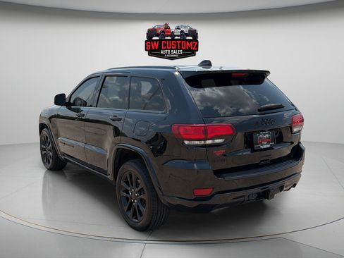 Used 2021 Jeep Grand Cherokee Laredo X AWD/4WD image 4