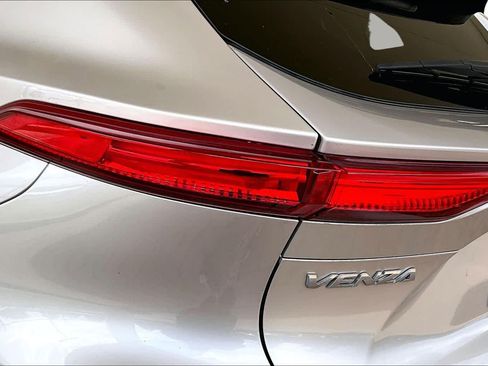 Used 2024 Toyota Venza LE AWD/4WD image 26