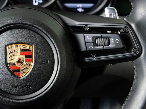 Certified 2025 Porsche Macan image 11