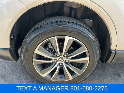 Used 2024 Toyota Venza LE AWD/4WD image 6