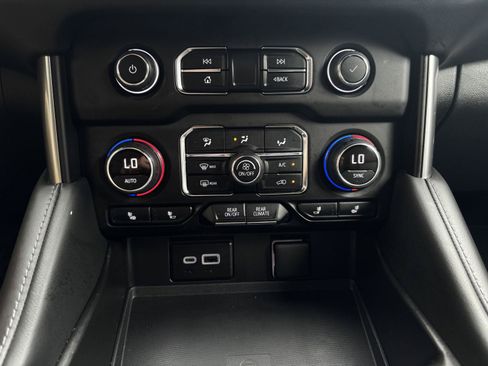 Used 2024 Chevrolet Suburban LT AWD/4WD image 19