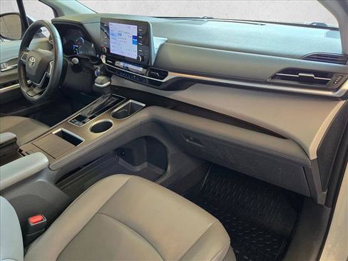 Used 2021 Toyota Sienna XLE FWD image 23
