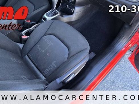 Used 2015 Jeep Renegade Latitude FWD image 17
