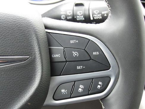 Used 2024 Chrysler Pacifica Touring-L FWD image 25