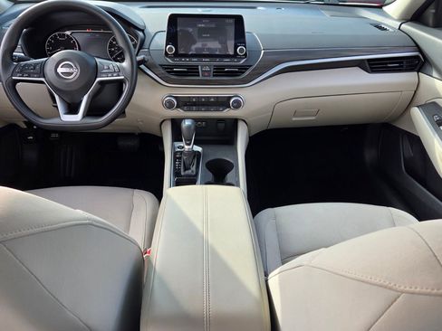 Used 2025 Nissan Altima 2.5 SV image 8