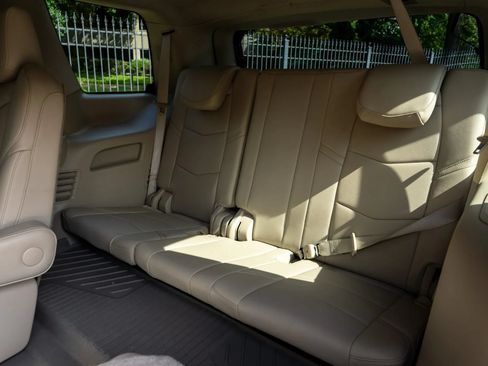 Used 2019 Cadillac Escalade Premium Luxury AWD/4WD image 15