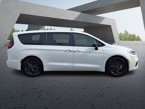 Used 2024 Chrysler Pacifica Limited FWD image 7