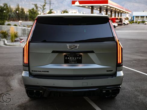 Used 2025 Cadillac Escalade V w/ LPO, ONYX Package AWD/4WD image 11