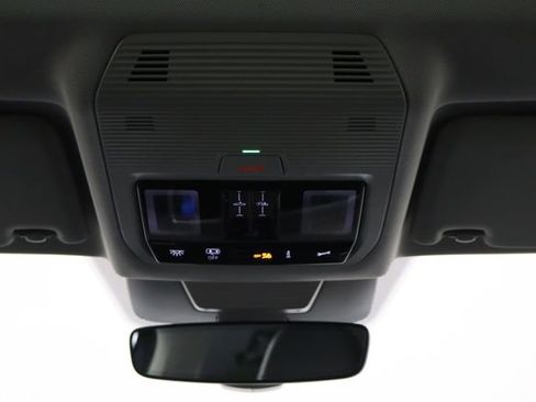 Used 2025 Volkswagen Tiguan SE AWD/4WD image 23
