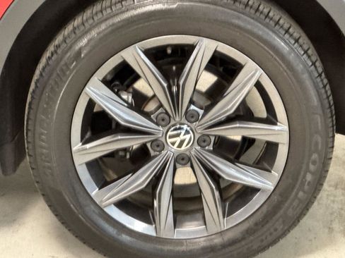 Used 2023 Volkswagen Tiguan SE w/ Panoramic Sunroof Package FWD image 24