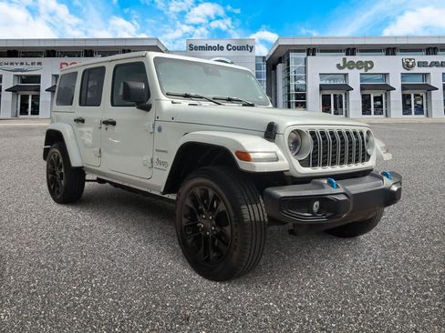 Used 2024 Jeep Wrangler Unlimited Sahara AWD/4WD image 2