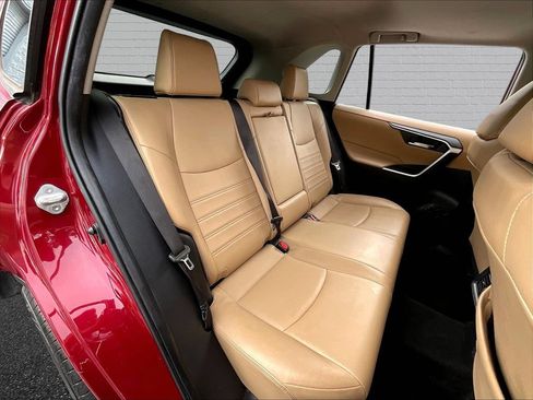 Used 2020 Toyota RAV4 XLE Premium FWD image 17