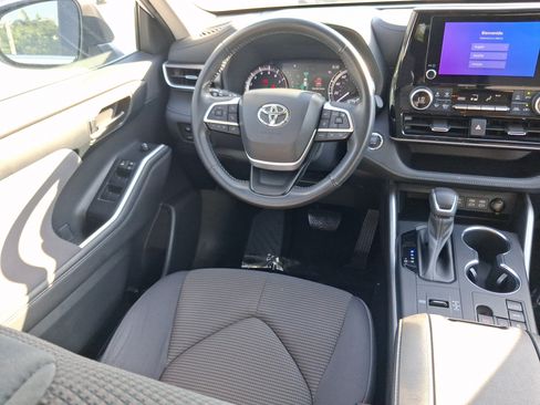 Used 2023 Toyota Highlander LE FWD image 9