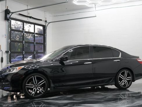 Used 2017 Honda Accord Sport image 12