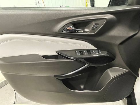 Used 2025 Chevrolet Trax LT FWD image 19