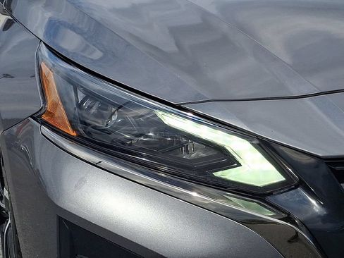 Used 2025 Nissan Altima 2.5 SR FWD image 9
